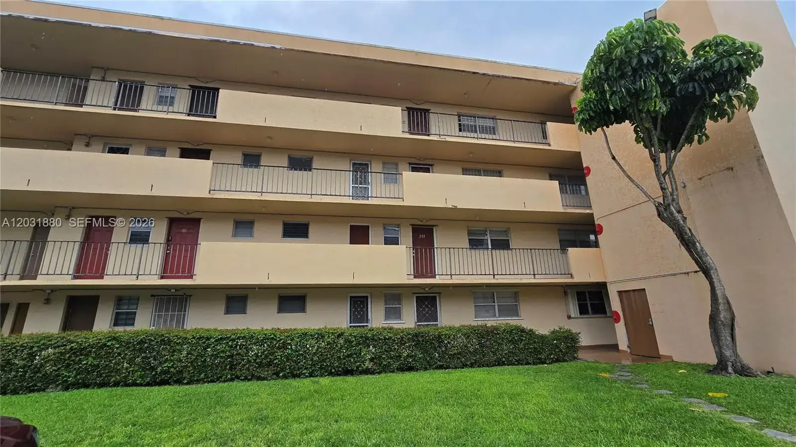 2 bedroom 2 bath Residential Lease for rent at 1450 NE 191st St # 106, Miami FL 33179