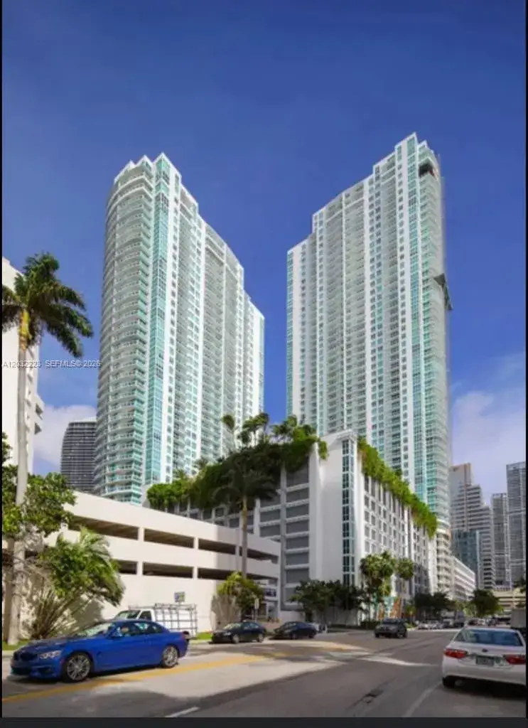 1 bedroom 1 bath Residential Lease for rent at 950 Brickell Bay Dr # 701, Miami FL 33131