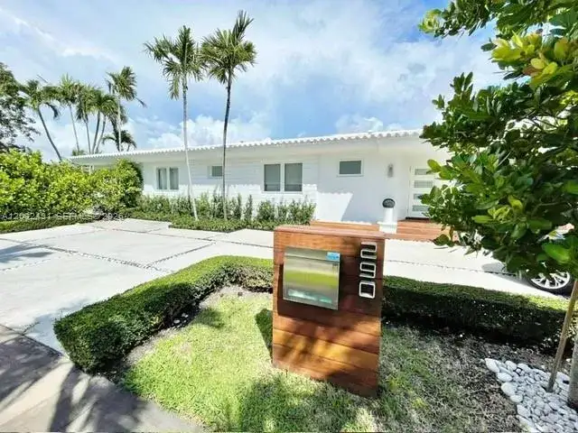 4 bedroom 4 bath Residential Lease for rent at 290 E Shore Dr E # 290, Miami FL 33133