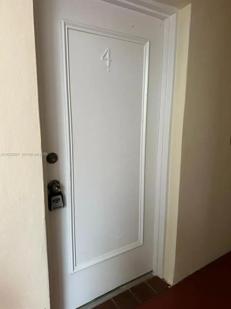 1 bedroom 1 bath Residential for sale at 2008 N Jackson St # B4, Hollywood FL 33020