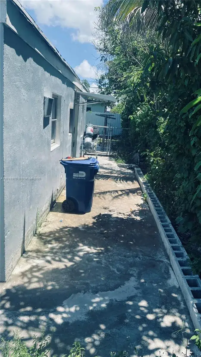 1 bedroom 1 bath Residential Lease for rent at 1070 NW 147th St # 0, Miami FL 33168