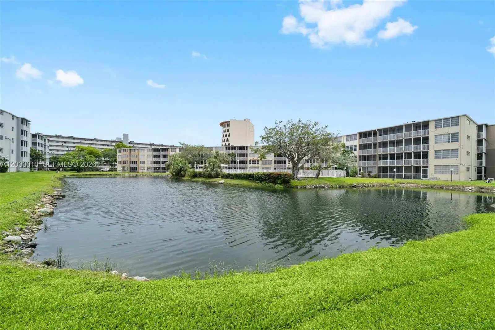 2 bedroom 2 bath Residential for sale at 1690 NE 191st St # 1, Miami FL 33179