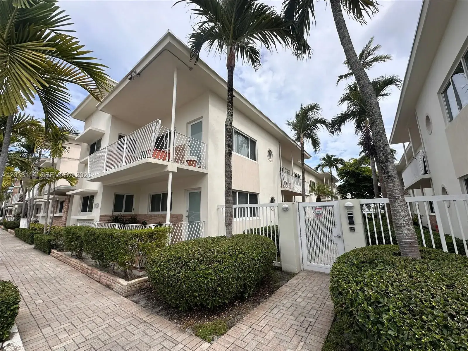 1 bedroom 1 bath Residential Lease for rent at 1100 Venetian Way # 2B, Miami FL 33139