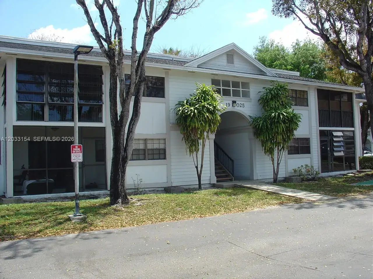 2 bedroom 2 bath Residential for sale at 19025 NW 62nd Ave # 202, Hialeah FL 33015