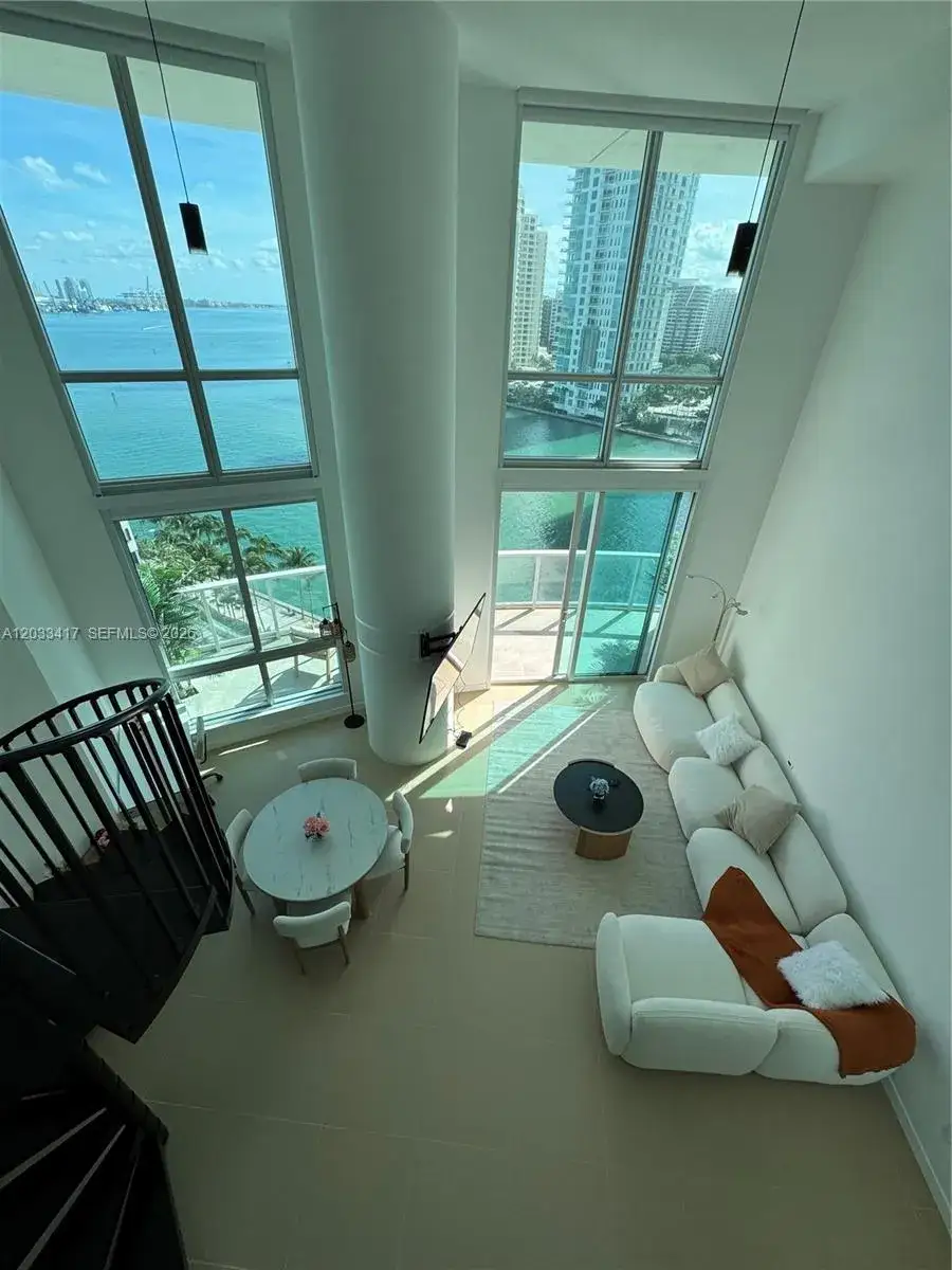 1 bedroom 1 bath Residential Lease for rent at 300 S Biscayne Blvd # 1218, Miami FL 33131