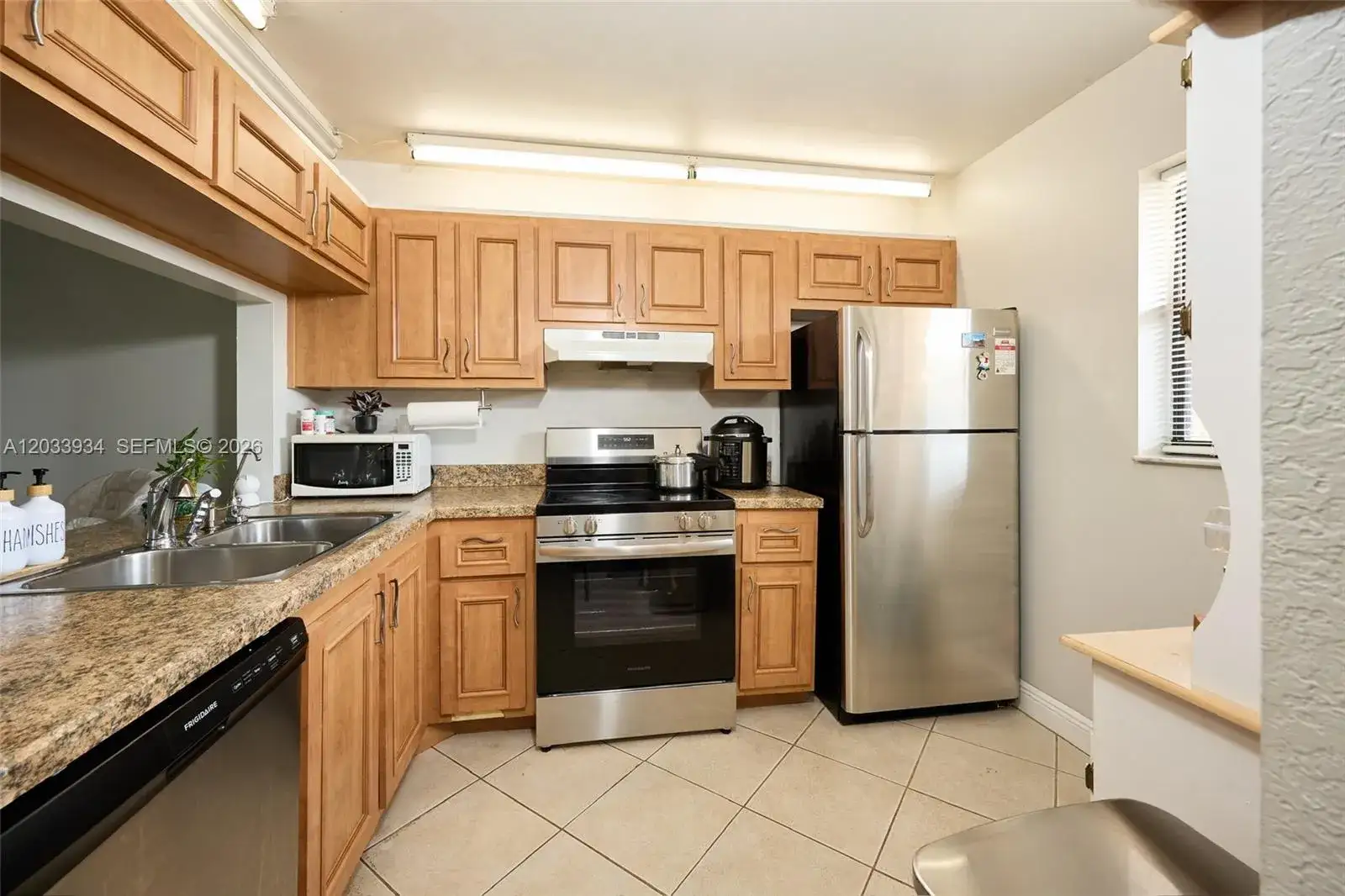 2 bedroom 2 bath Residential Lease for rent at 940 NW 104th Ave # 203, Pembroke Pines FL 33026