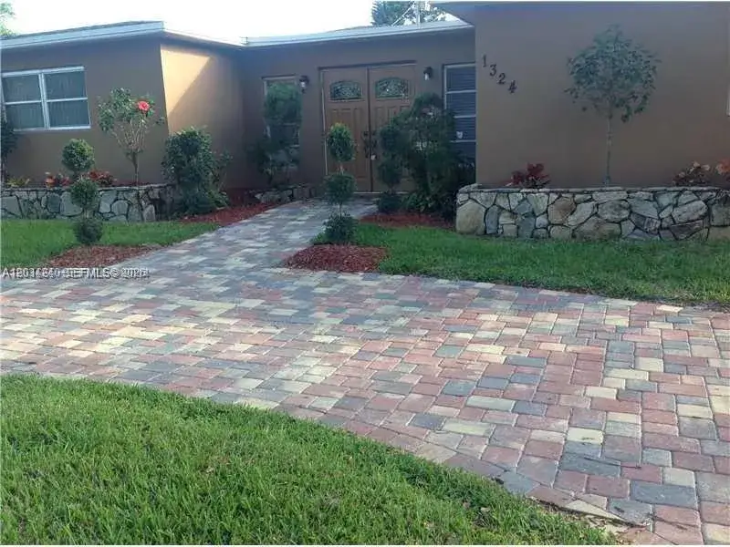 3 bedroom 3 bath Residential for sale at 1324 Washington St, Hollywood FL 33019