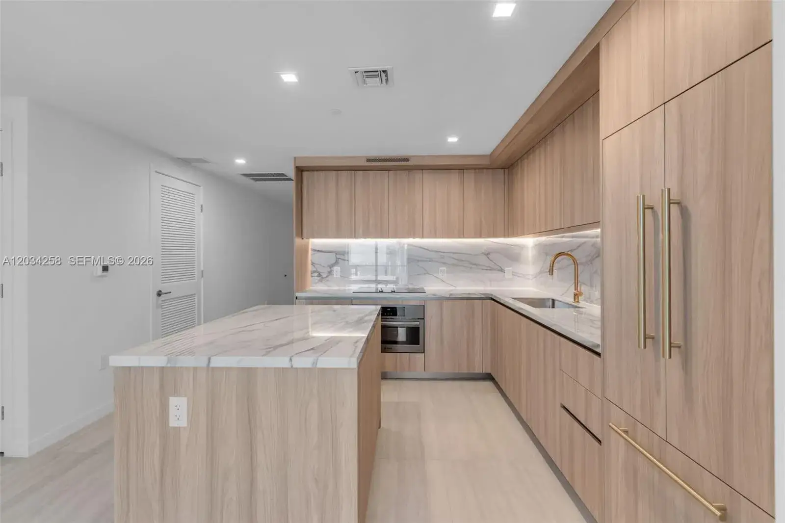 3 bedroom 3 bath Residential Lease for rent at 77 SE 5 th st, Miami FL 33131