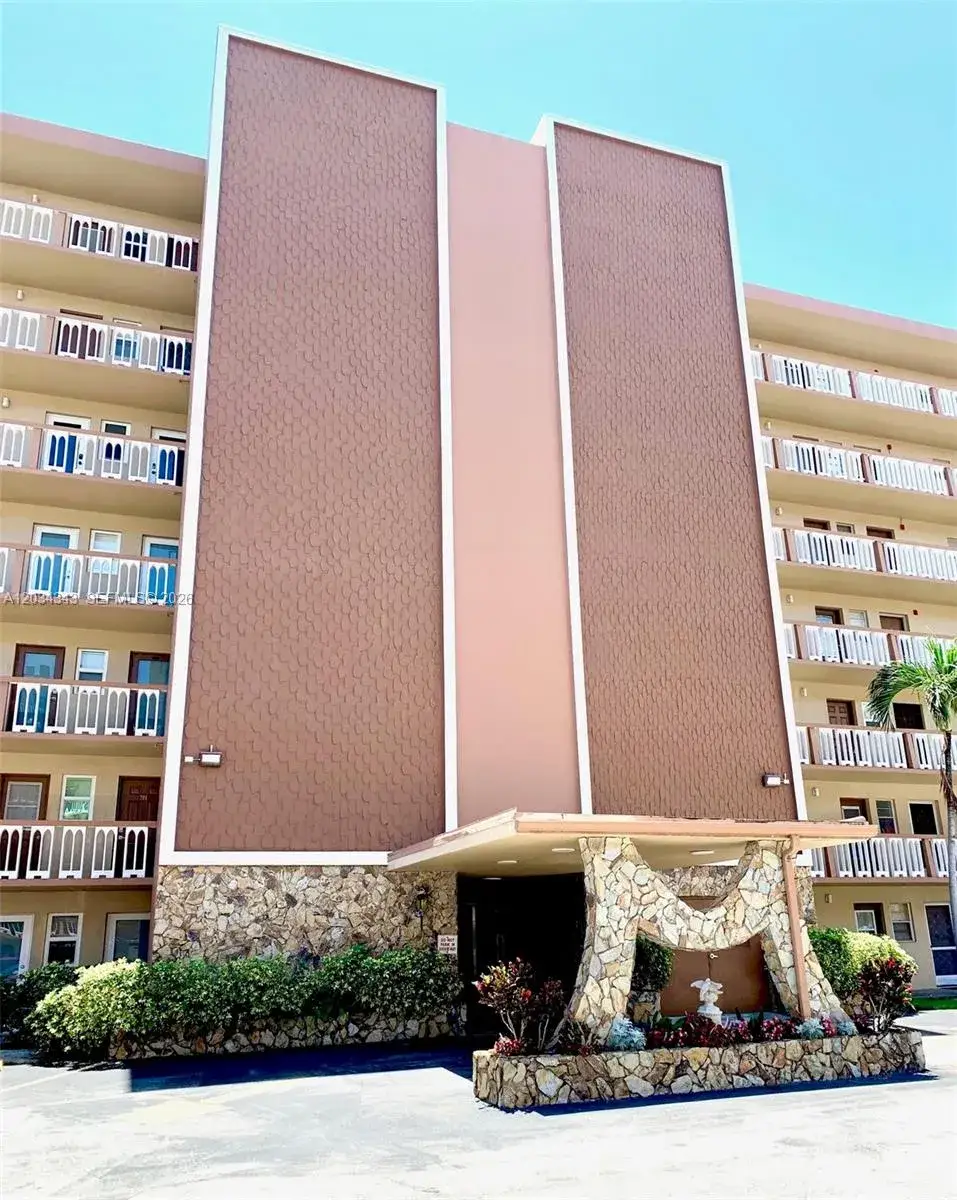 2 bedroom 2 bath Residential Lease for rent at 501 NE 14th Ave # 601, Hallandale Beach FL 33009