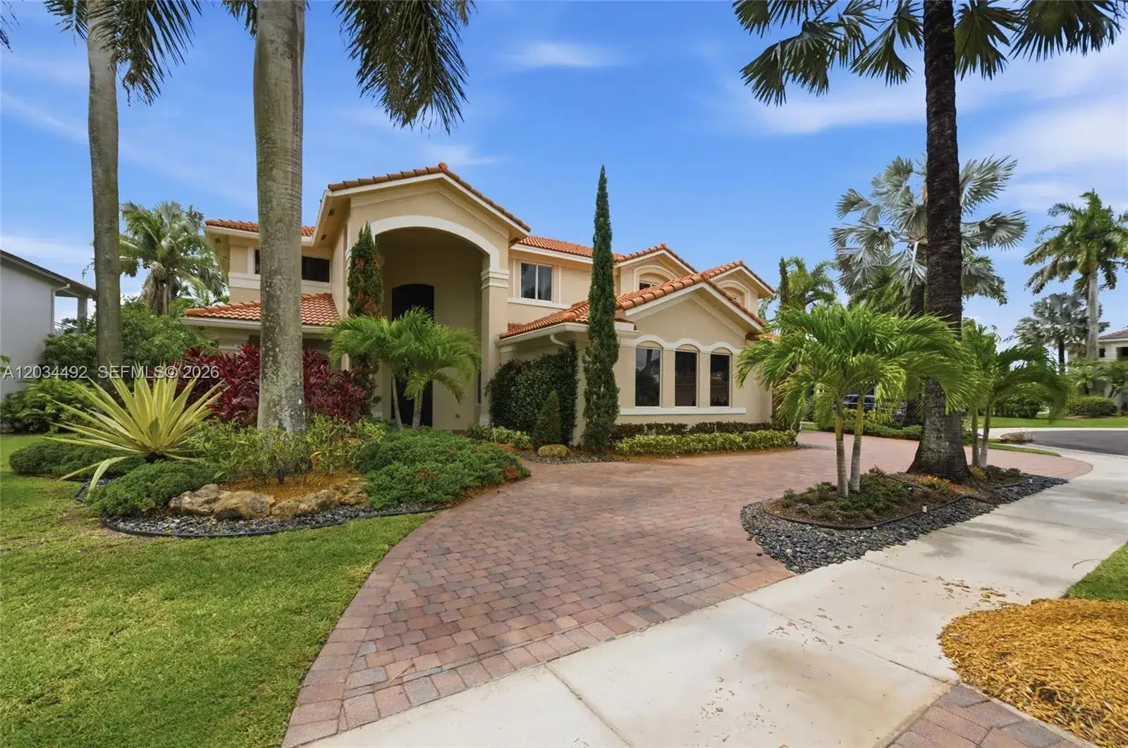 5 bedroom 5 bath Residential for sale at 929 Gulfstream Ct, Weston FL 33327