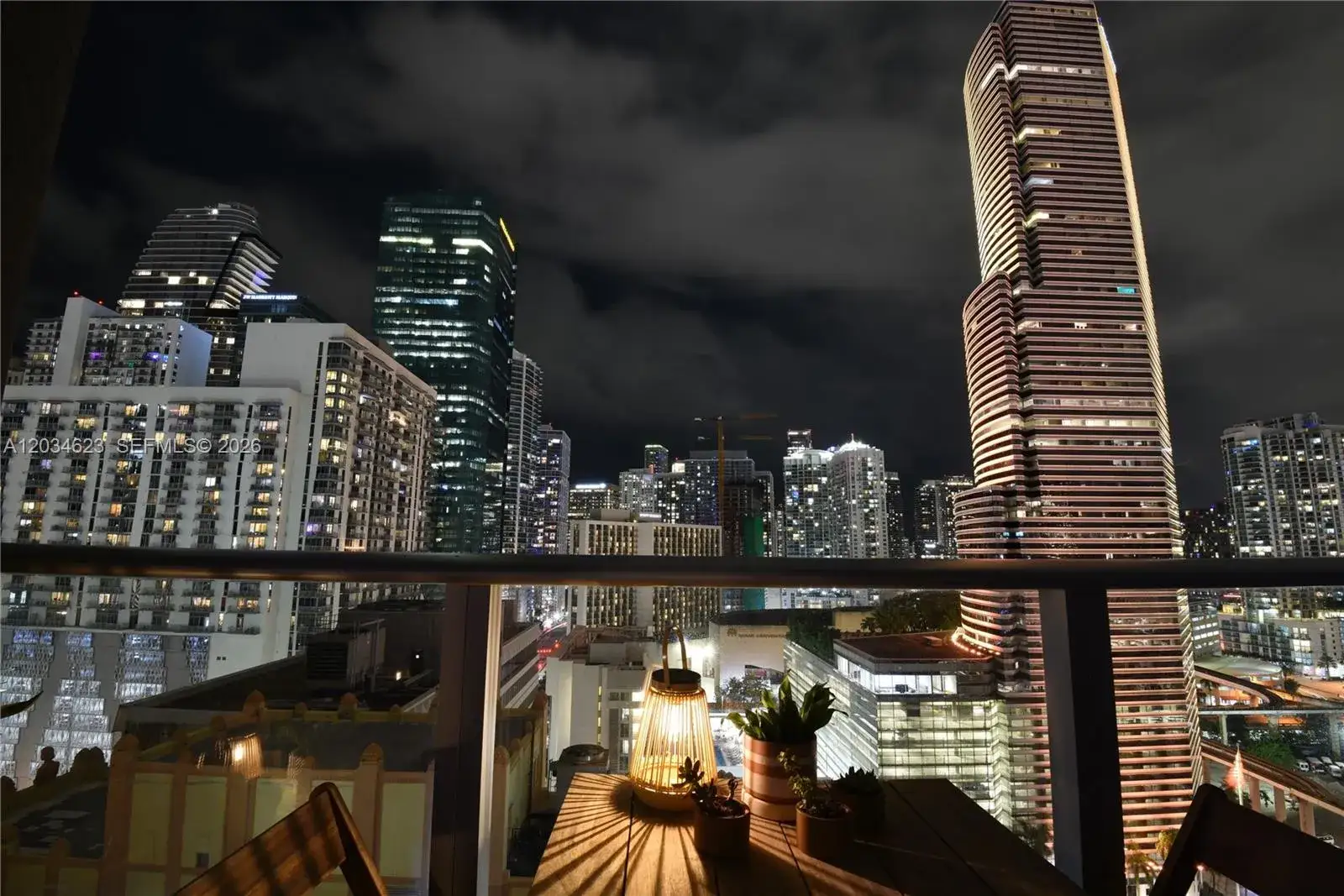 1 bedroom 1 bath Residential Lease for rent at 151 SE 1st St # 1907, Miami FL 33131