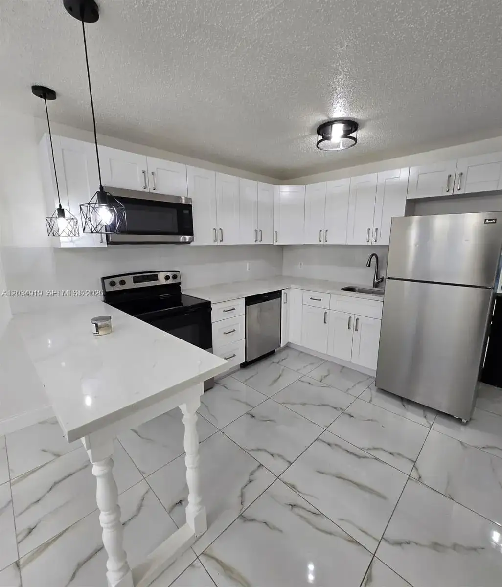 1 bedroom 1 bath Residential Lease for rent at 1106 NE 5th Ave # 4, Fort Lauderdale FL 33304