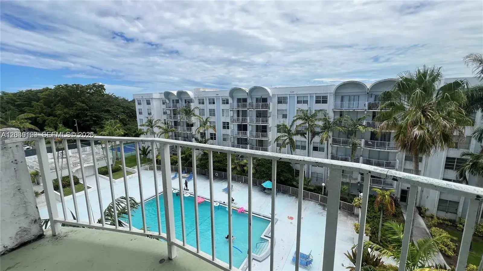 2 bedroom 2 bath Residential for sale at 486 NW 165th St Rd # 606, Miami FL 33169