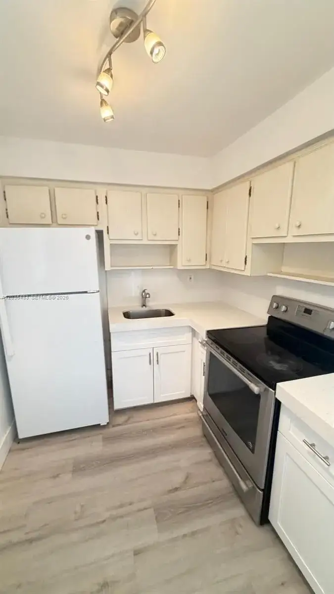 1 bedroom 1 bath Residential Lease for rent at 20200 NE 27th Ct # 9, Aventura FL 33180