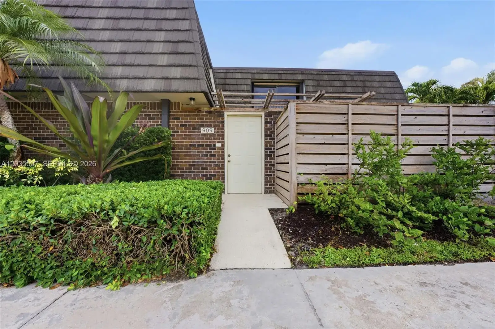 3 bedroom 2 bath Residential for sale at 909 9th Ter, Palm Beach Gardens FL 33418