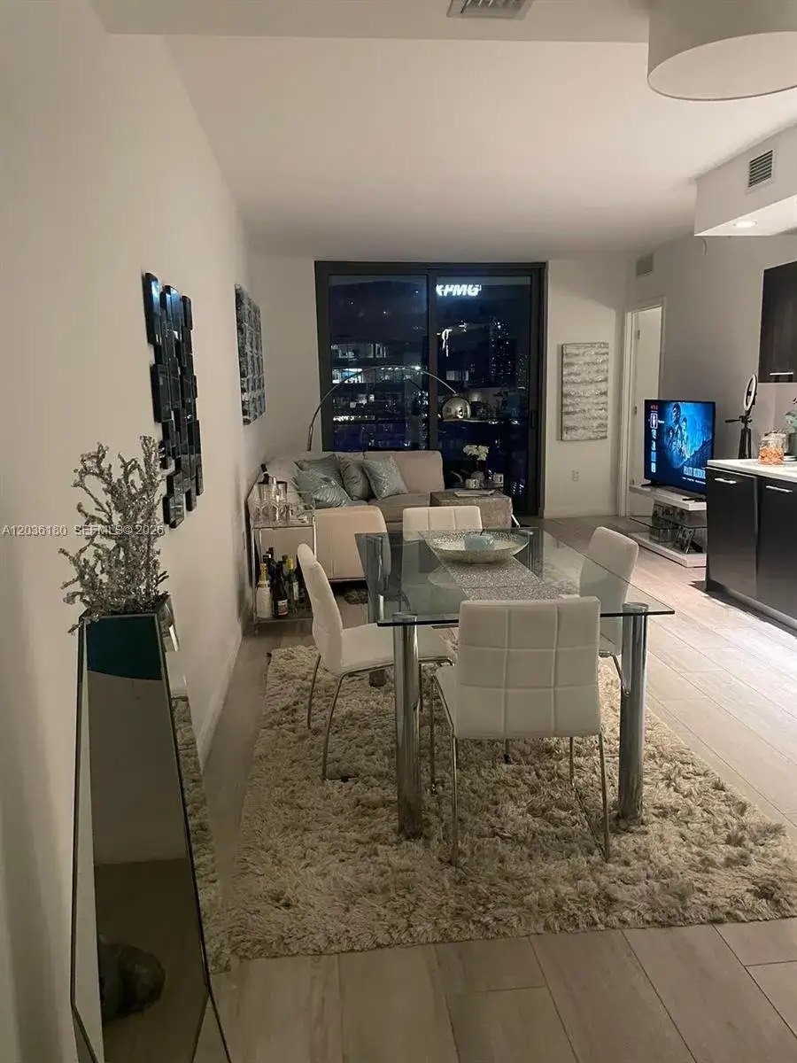 1 bedroom 1 bath Residential Lease for rent at 45 SW 9th St # 1409, Miami FL 33130