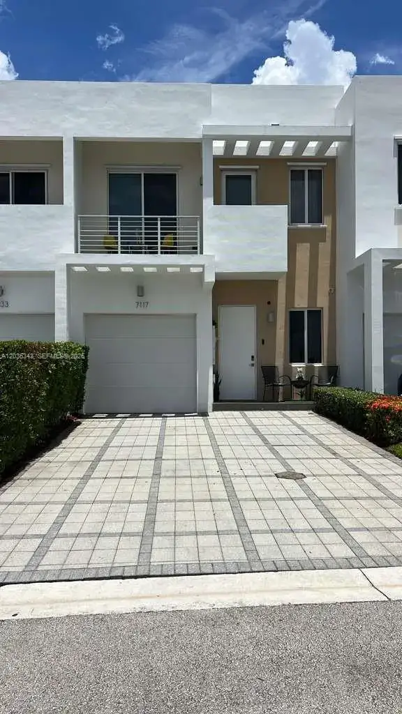 4 bedroom 3 bath Residential for sale at 7117 NW 103rd Path, Doral FL 33178
