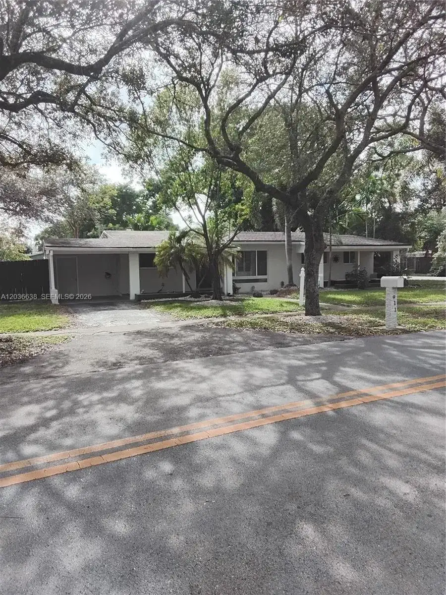 3 bedroom 2 bath Residential for sale at 911 W Country Club Cir, Plantation FL 33317