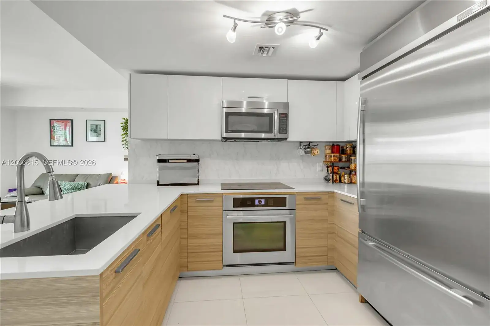 1 bedroom 1 bath Residential Lease for rent at 1300 Brickell Bay Dr # 2411, Miami FL 33131