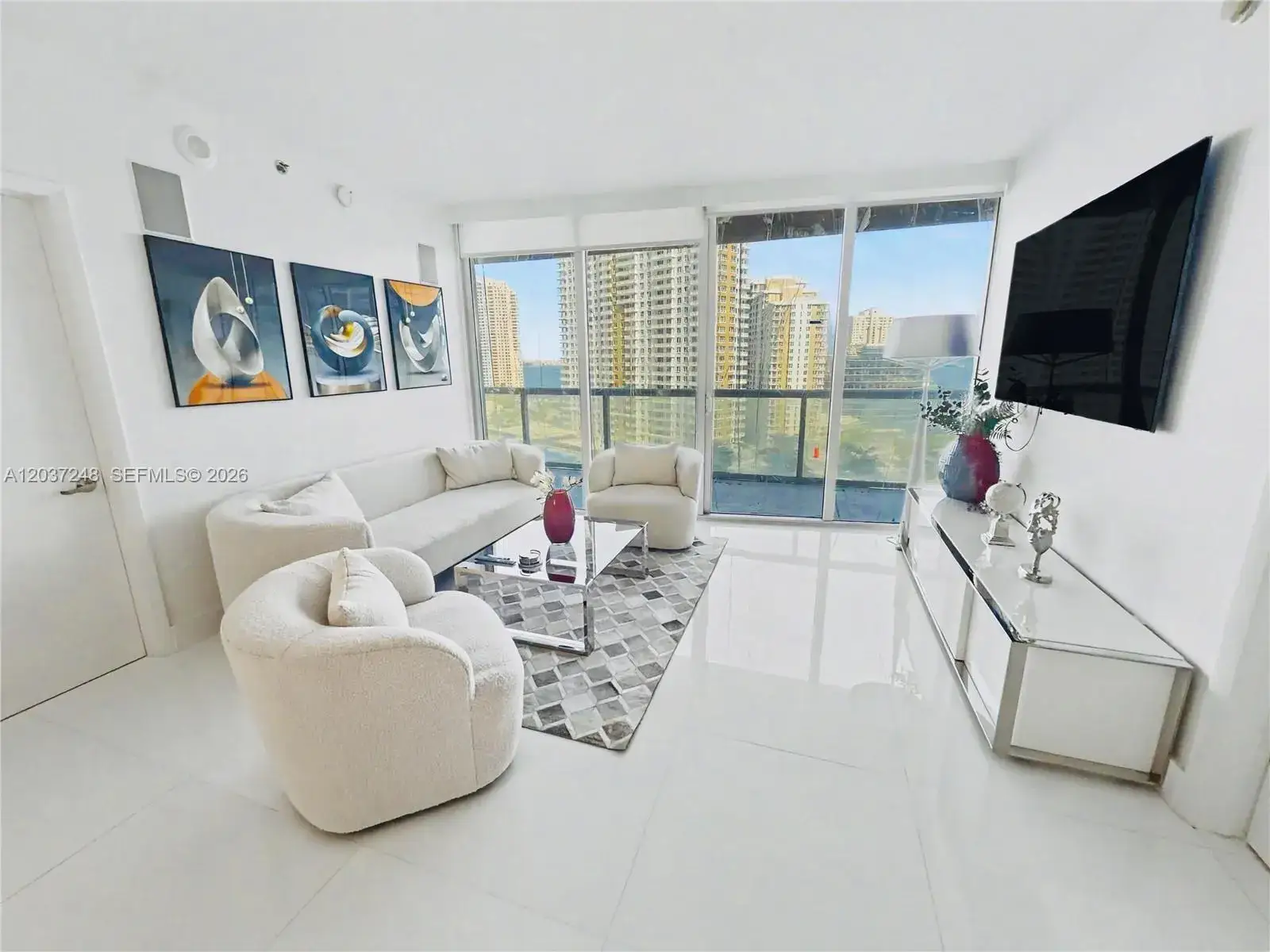 2 bedroom 2 bath Residential Lease for rent at 465 Brickell Ave # 1605, Miami FL 33131
