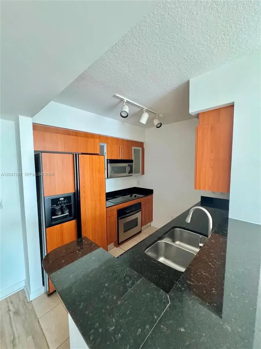 1 bedroom 1 bath Residential Lease for rent at 325 S Biscayne Blvd # 1116, Miami FL 33131