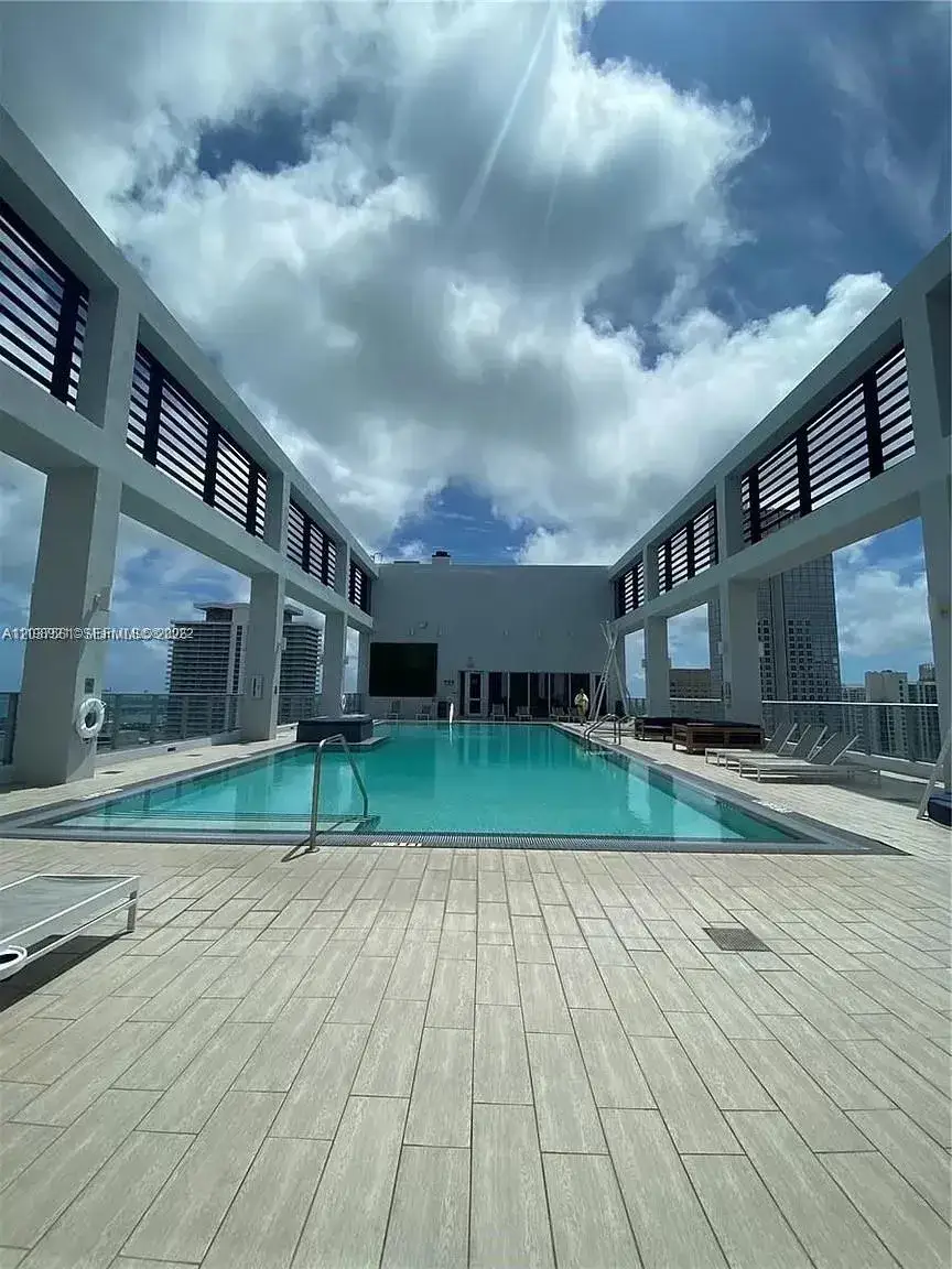 1 bedroom 1 bath Residential Lease for rent at 151 SE 1st St # 2405, Miami FL 33131