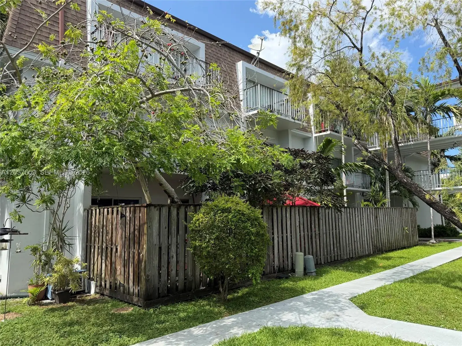 1 bedroom 1 bath Residential Lease for rent at 9621 SW 77th Ave # 101B, Miami FL 33156