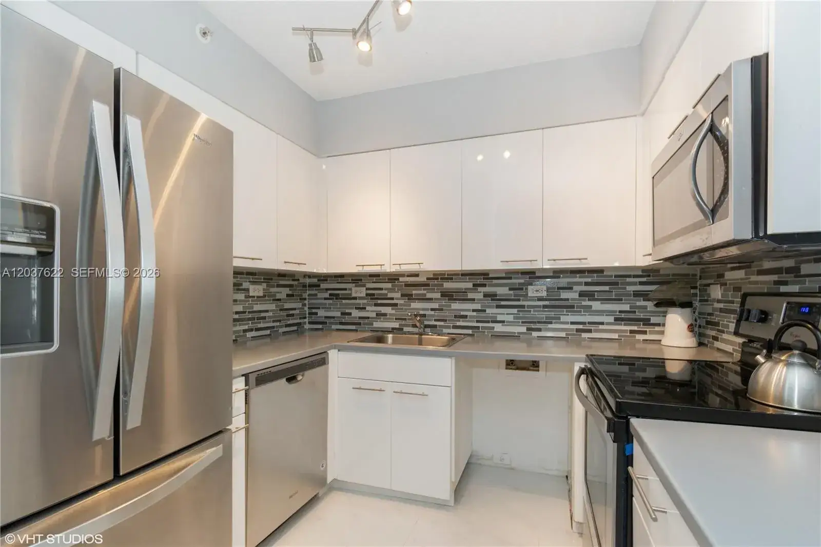 1 bedroom 1 bath Residential Lease for rent at 1500 Bay Rd # 654S, Miami Beach FL 33139