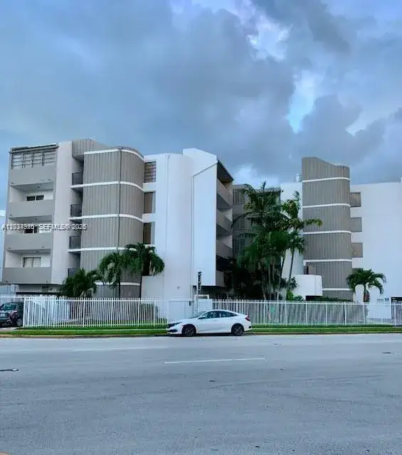 1 bedroom 1 bath Residential for sale at 2000 Biarritz Dr, Miami Beach FL 33141