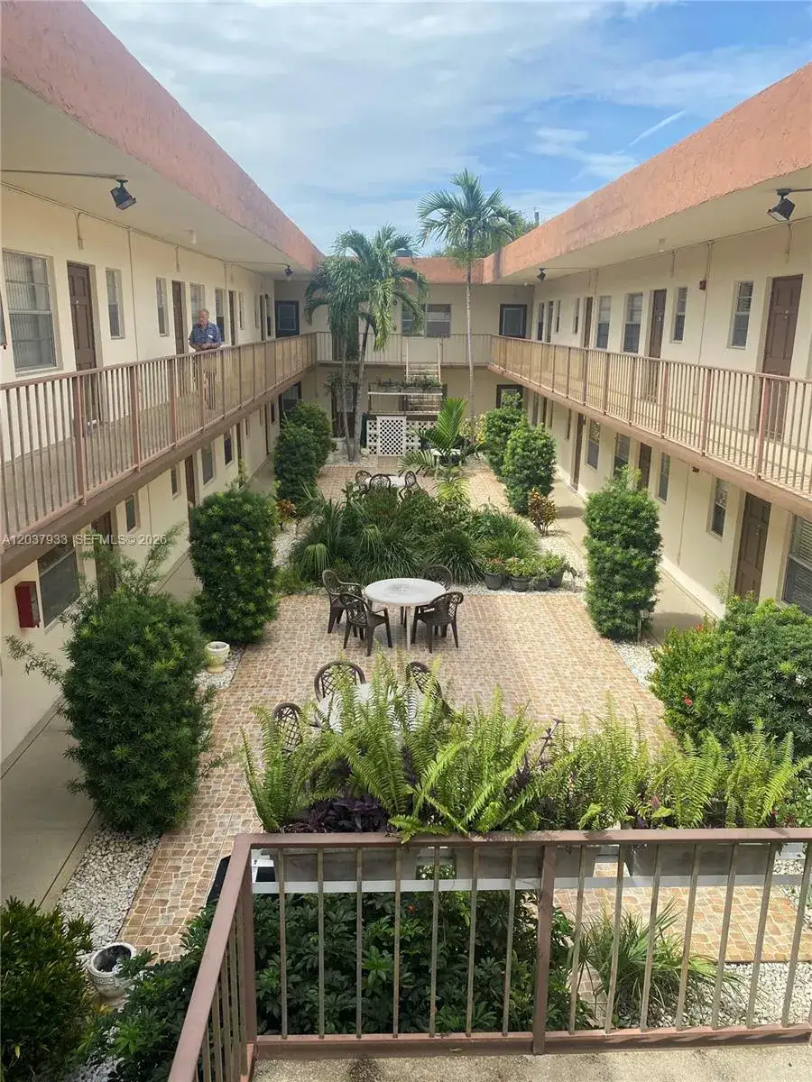 1 bedroom 1 bath Residential Lease for rent at 415 NE 2nd St # 222, Hallandale Beach FL 33009