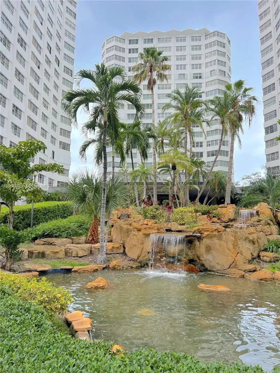 2 bedroom 2 bath Residential Lease for rent at 801 Brickell Bay Dr # 364, Miami FL 33131