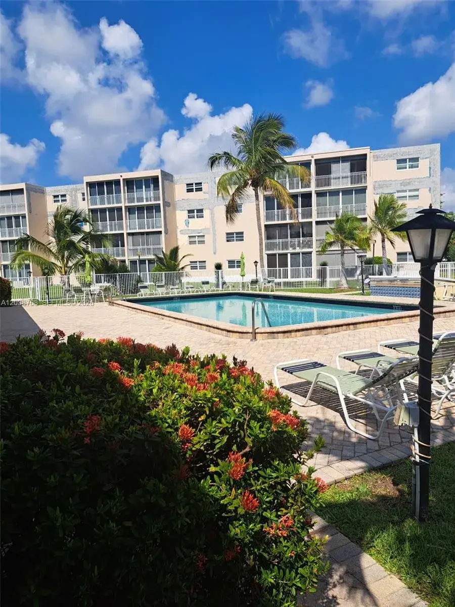 2 bedroom 2 bath Residential Lease for rent at 1024 SE 3rd Ave # 304, Dania Beach FL 33004