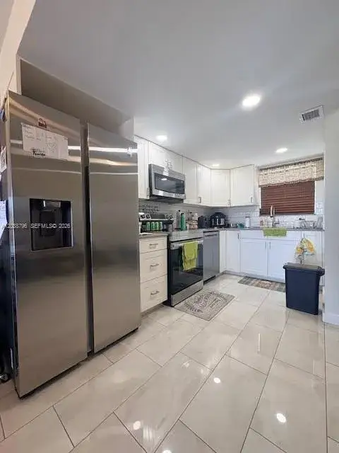 1 bedroom 1 bath Residential Lease for rent at 9375 Fontainebleau Blvd # L403, Miami FL 33172