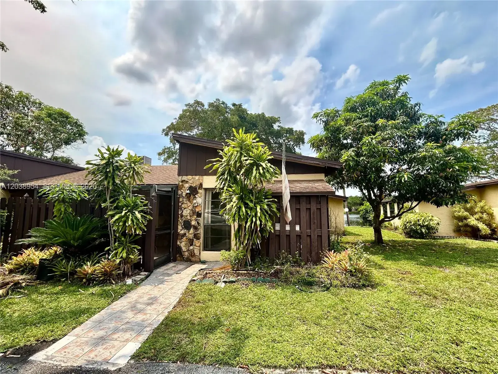 2 bedroom 2 bath Residential for sale at 416 Briarwood Cir # 24, Hollywood FL 33024