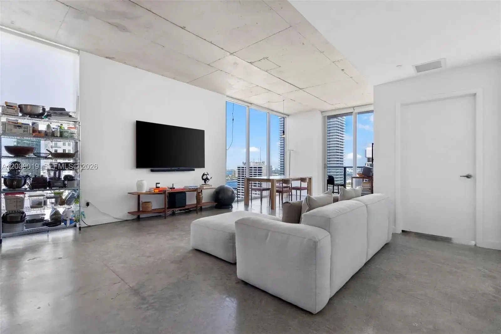 1 bedroom 1 bath Residential Lease for rent at 151 SE 1st St # 3102, Miami FL 33131