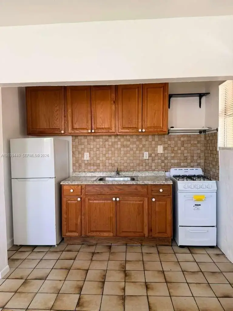 1 bedroom 1 bath Residential Lease for rent at 1844 Taft St # 5, Hollywood FL 33020