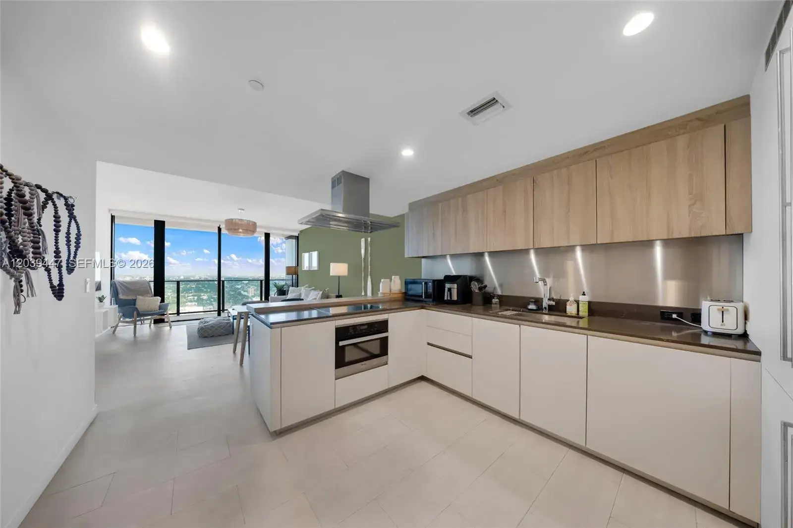 1 bedroom 1 bath Residential for sale at 1000 Brickell Plz # 4704, Miami FL 33131