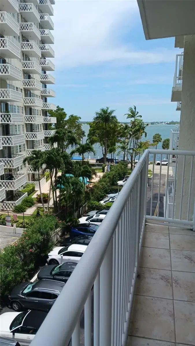1 bedroom 1 bath Residential Lease for rent at 1440 Brickell Bay Dr # 509, Miami FL 33131