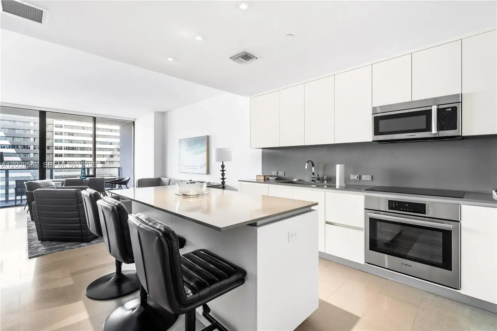 1 bedroom 1 bath Residential Lease for rent at 88 SW 7th St # 1006, Miami FL 33130