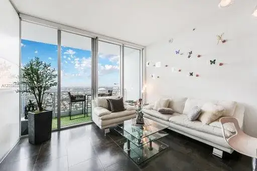 1 bedroom 1 bath Residential for sale at 92 SW 3rd St # 5108, Miami FL 33130