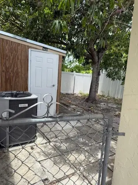 1 bedroom 1 bath Residential Lease for rent at 5641 SW 39th St, West Park FL 33023