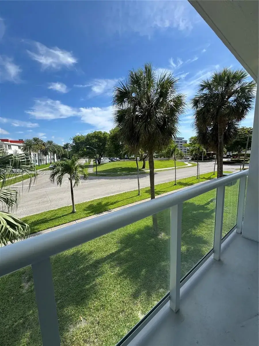 1 bedroom 1 bath Residential Lease for rent at 1600 NE 114th St # 204, Miami FL 33181