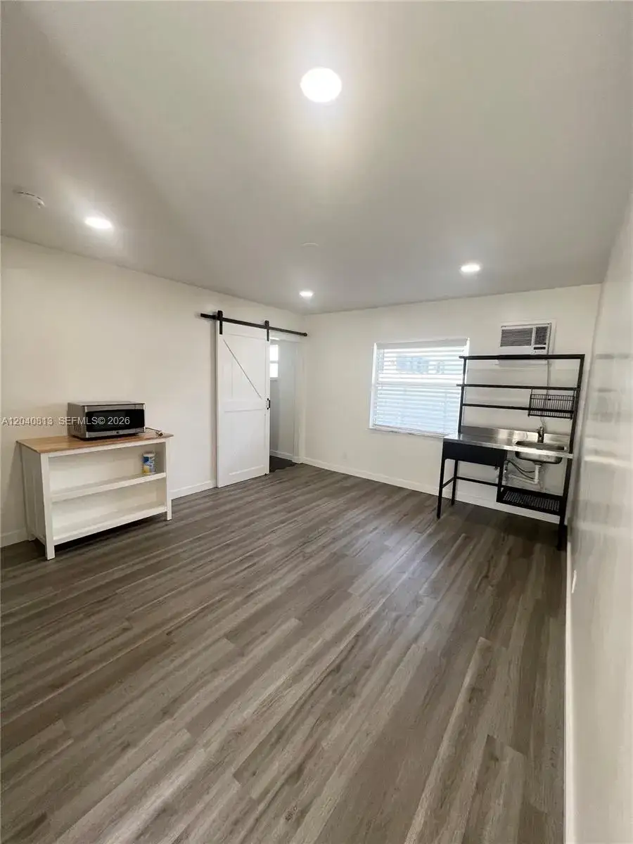 1 bath Residential Lease for rent at 1015 SW 4th Ave # B, Fort Lauderdale FL 33315