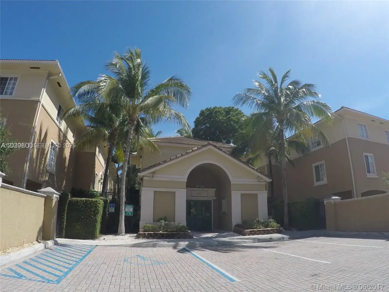 1 bedroom 1 bath Residential for sale at 2921 NE 185th St # 1202, Aventura FL 33180