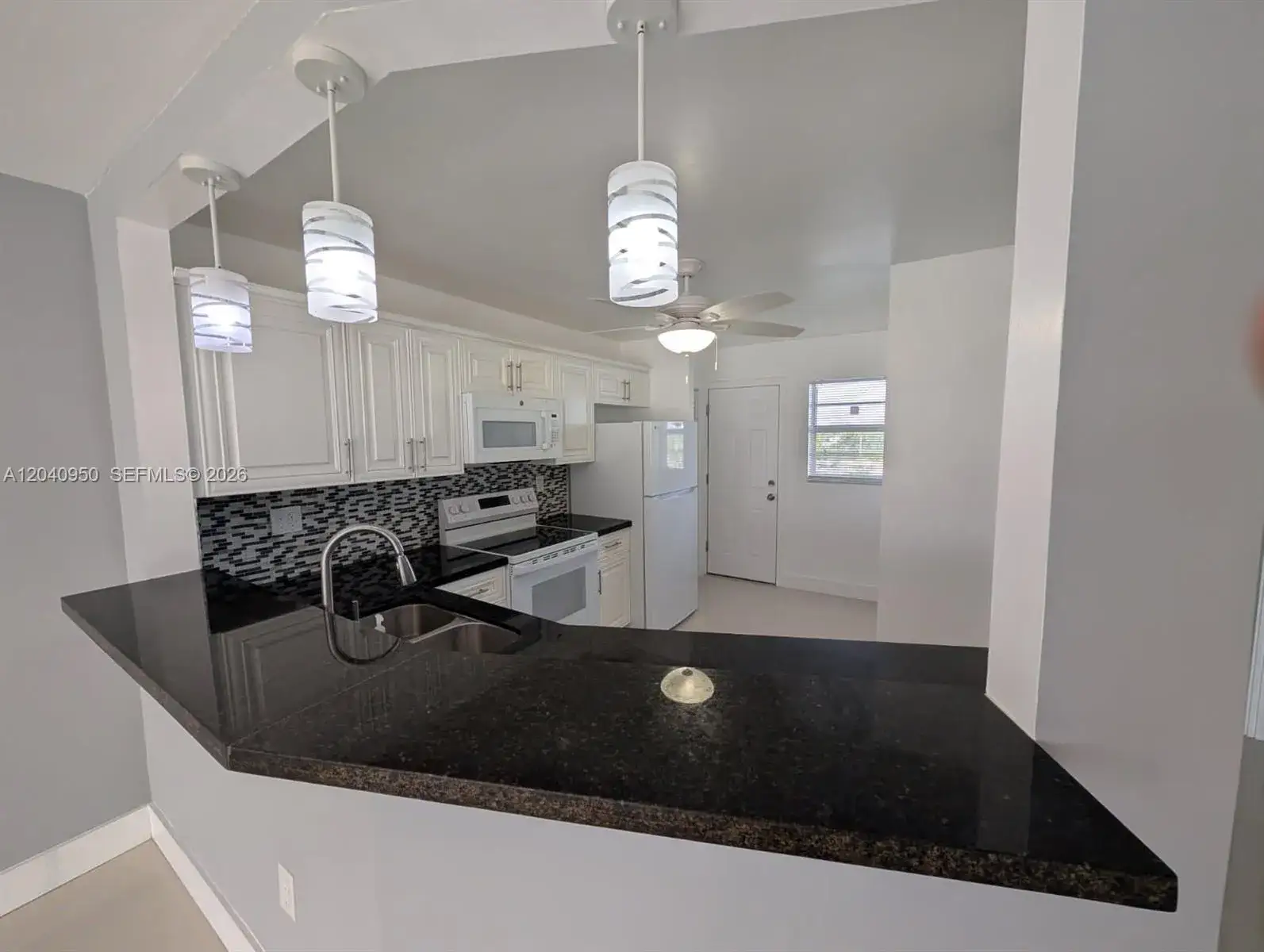 2 bedroom 1 bath Residential Lease for rent at 1750 NE 191st St # 3, Miami FL 33179