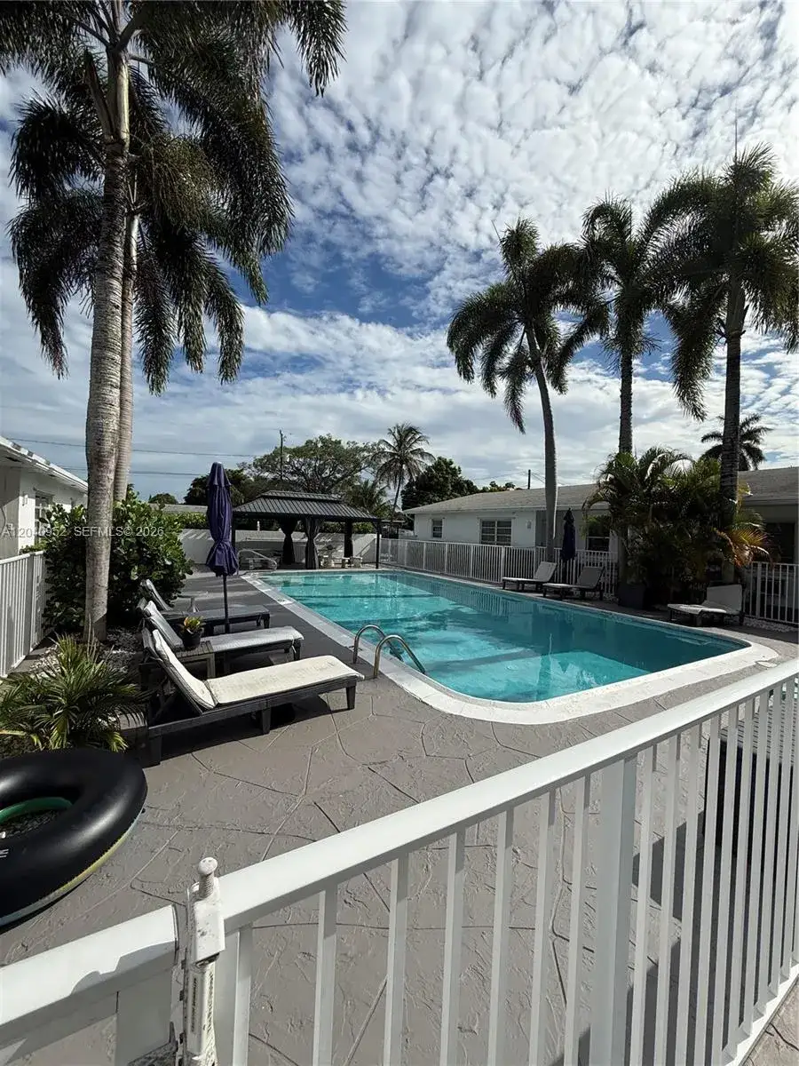 2 bedroom 1 bath Residential Lease for rent at 500 SW 7th St # 510, Hallandale Beach FL 33009