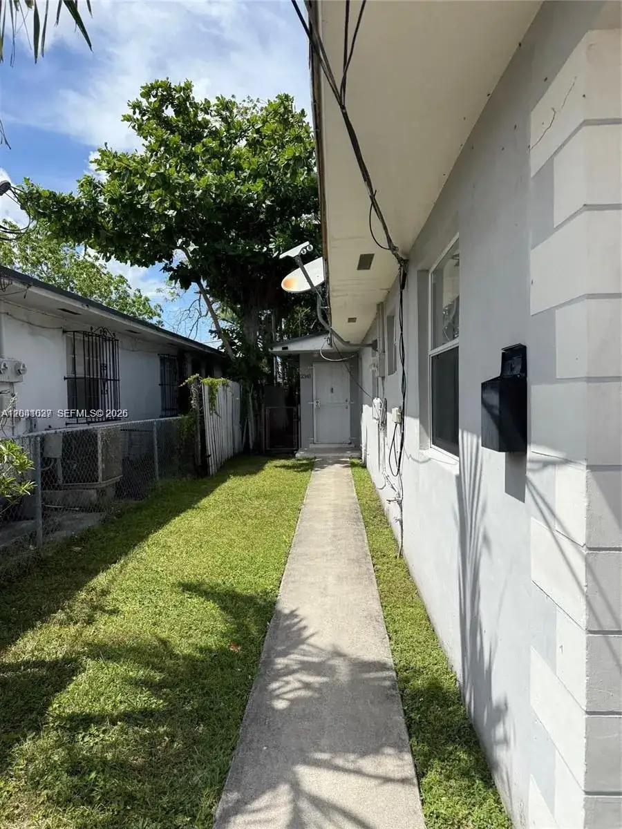1 bath Residential Lease for rent at 2339 NW 35th St - Efficiency, Miami FL 33142
