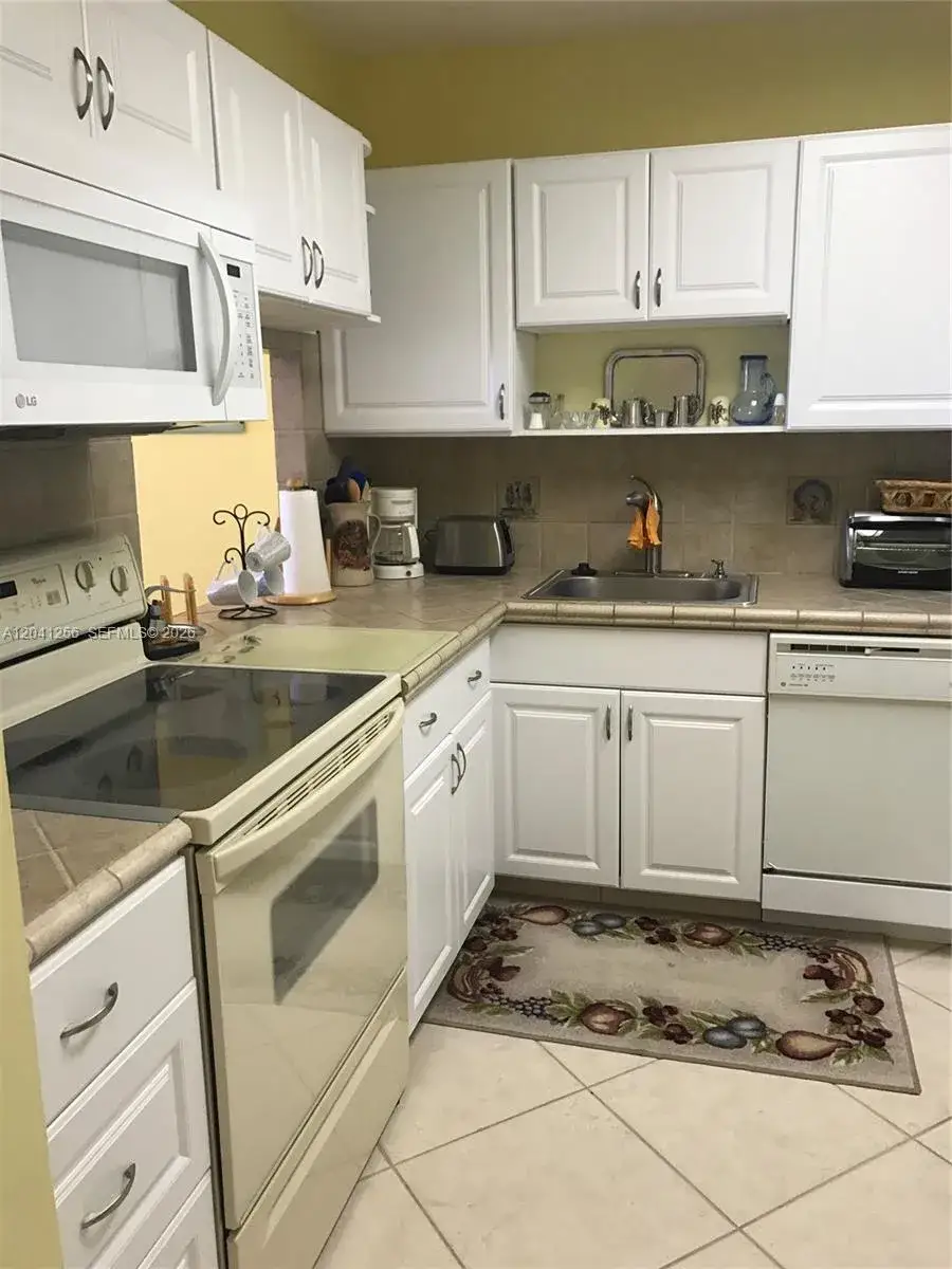 1 bedroom 1 bath Residential Lease for rent at 3199 S Ocean Dr # 402, Hallandale Beach FL 33009