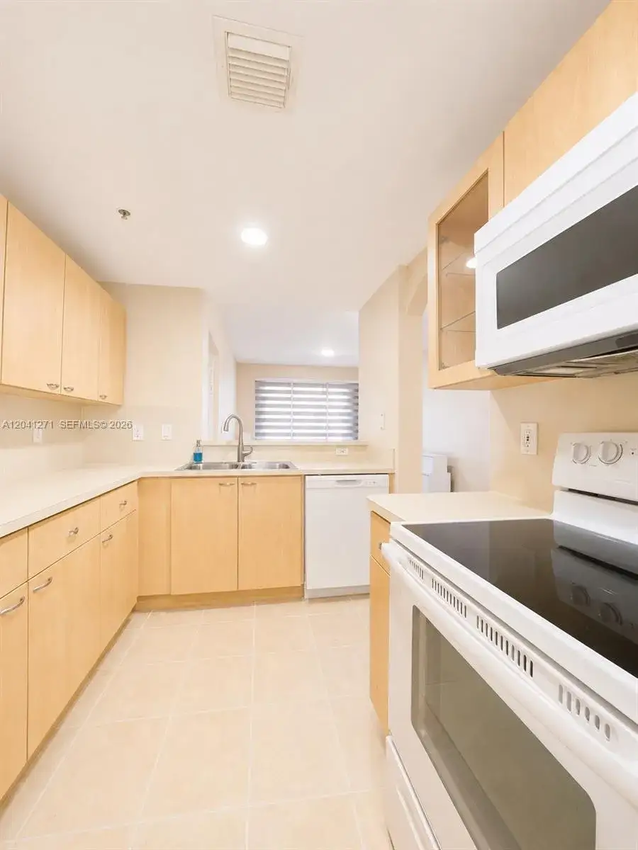 2 bedroom 2 bath Residential Lease for rent at 6670 NW 114th Ave # 603, Doral FL 33178