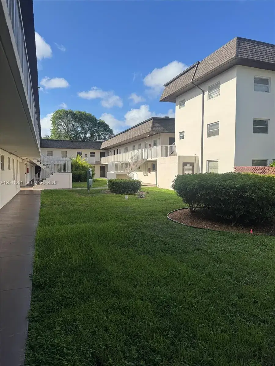 2 bedroom 1 bath Residential Lease for rent at 8601 SW 94th St # 103W, Miami FL 33156